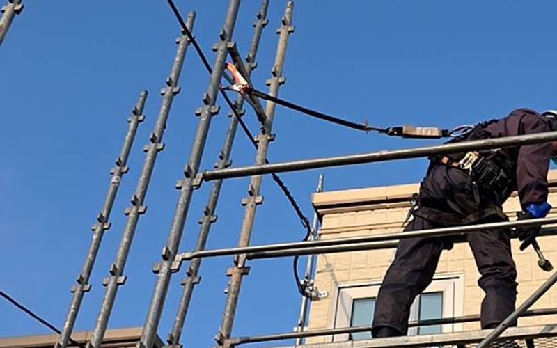 命を繋ぐ「フルハーネス型安全帯」を標準装備